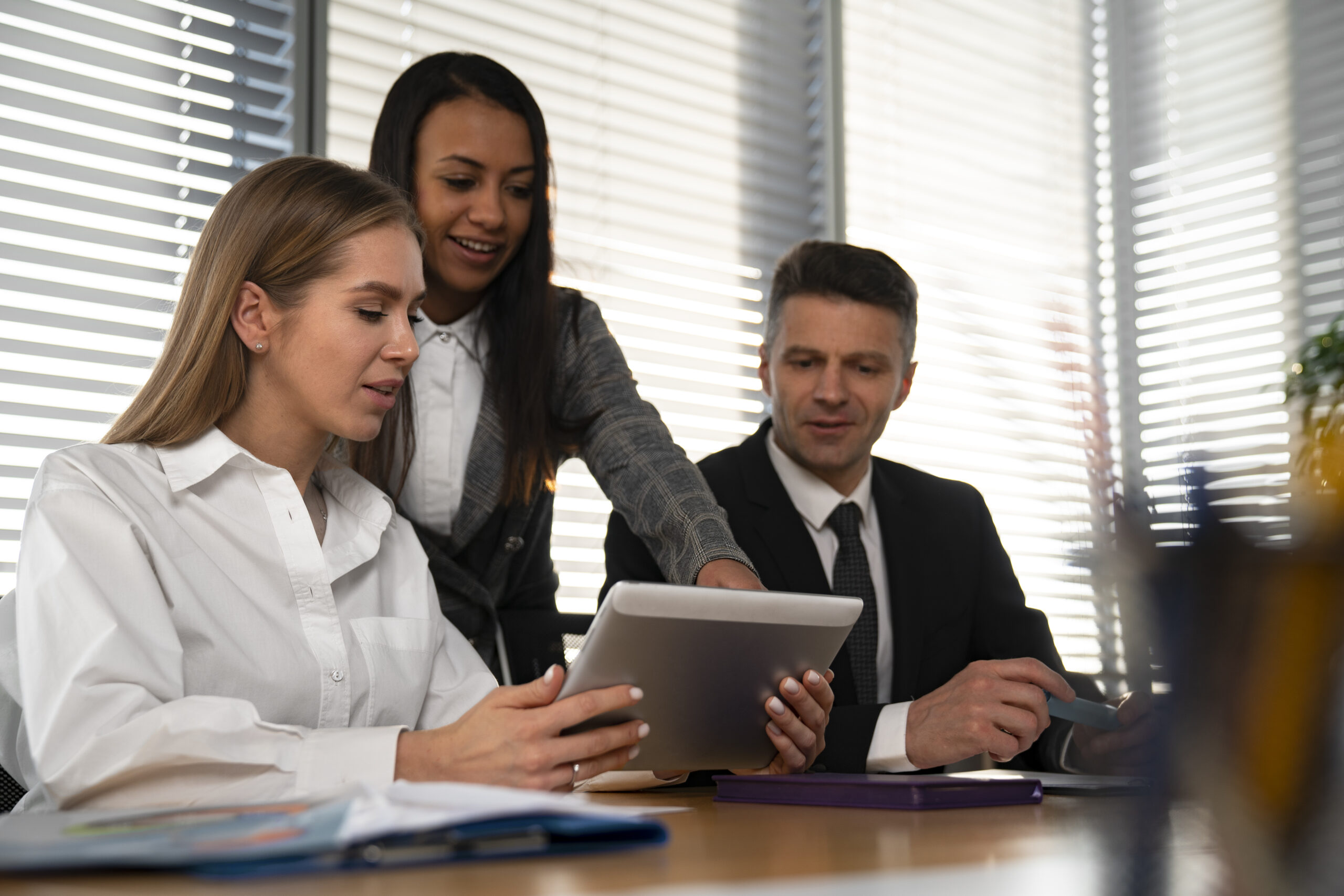 medium-shot-business-team-working